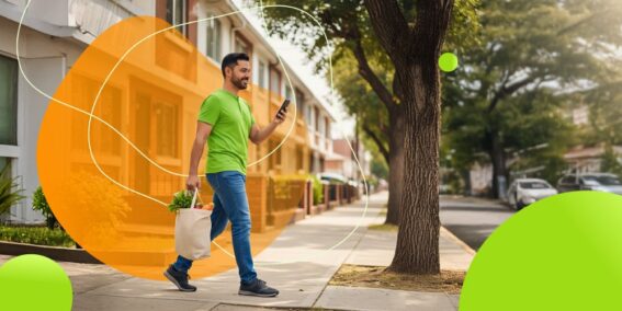 Persona comparando ingresos y gastos para ajustar el presupuesto del hogar.