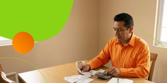 Persona revisando sus finanzas personales durante la cuesta de enero