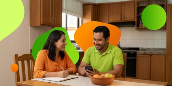 Pareja conversando sobre dinero en casa para evitar conflictos financieros en San Valentín