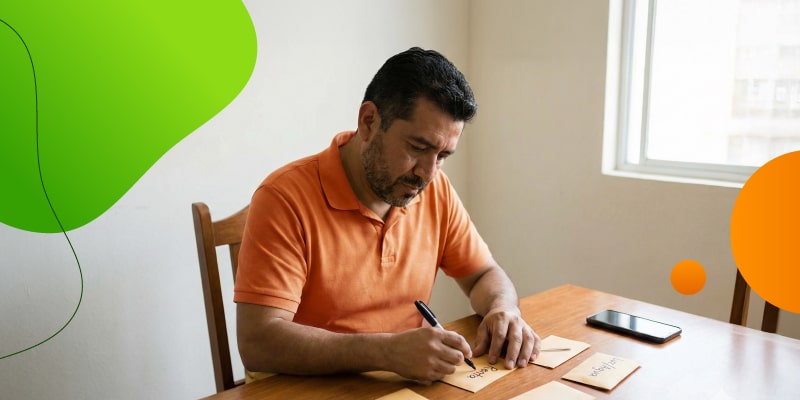 Persona organizando su presupuesto para recuperarse financieramente después de la cuesta de enero.
