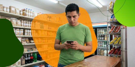 ersona comparando precios en el supermercado para controlar gastos y llegar a fin de mes