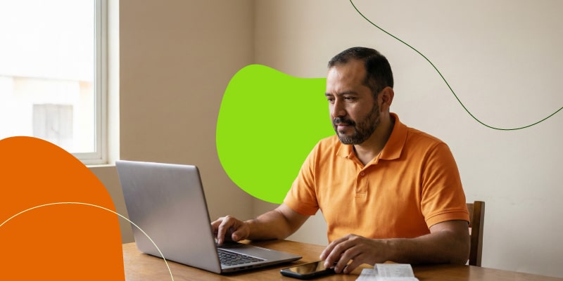 Persona analizando su presupuesto mensual para evitar quedarse sin dinero a mitad de mes.