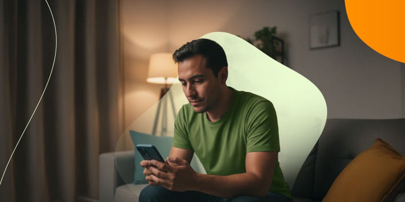 Hombre consultando deducciones personales y saldo a favor del SAT desde su celular