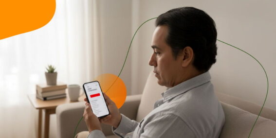 Hombre analizando sus gastos en suscripciones desde su celular para ahorrar dinero