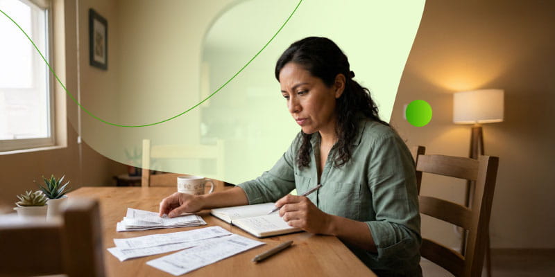 Mujer revisando gastos y deudas para controlar la ansiedad financiera