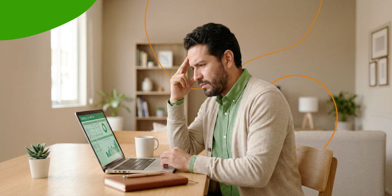 Hombre analizando sus finanzas personales para reducir el estrés financiero