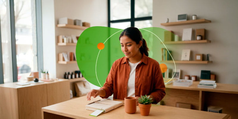 Maestra en su escritorio con planta decorativa como regalo económico del Día del Maestro