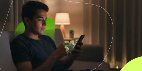 Hombre revisando opciones de préstamos en línea 24/7 en su celular por la noche