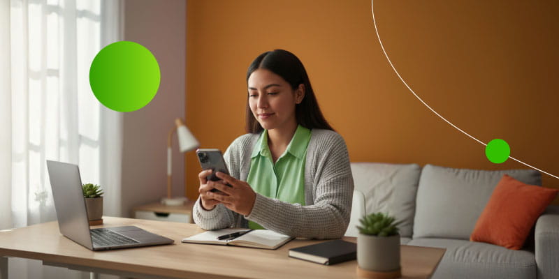 Persona solicitando un préstamo 24/7 desde su celular en casa durante el fin de semana