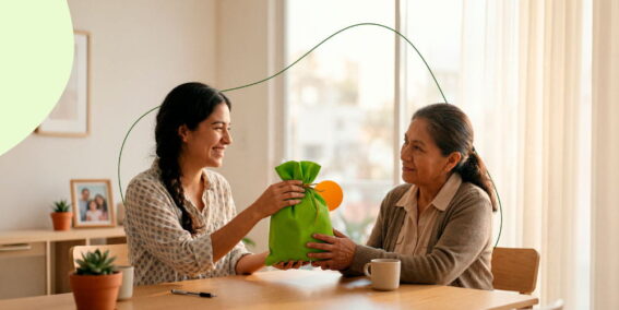 Mujer regalando planta decorativa a su mamá como idea económica para el 10 de mayo