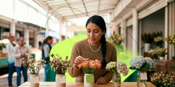 Mujer comprando flores en mercado local para ahorrar en regalos del Día de las Madres