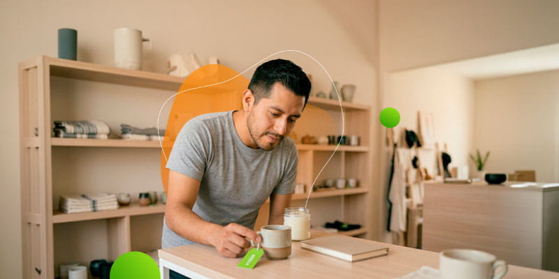 Hombre preparando un regalo en casa para el Día de las Madres y ahorrar dinero en flores y detalles