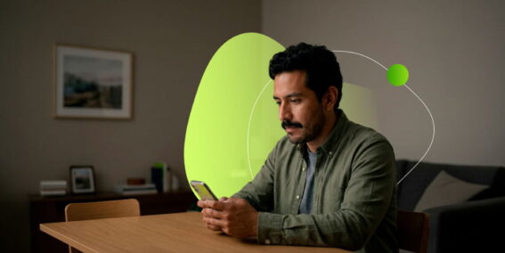 Hombre solicitando un préstamo en línea desde su celular de forma rápida y segura