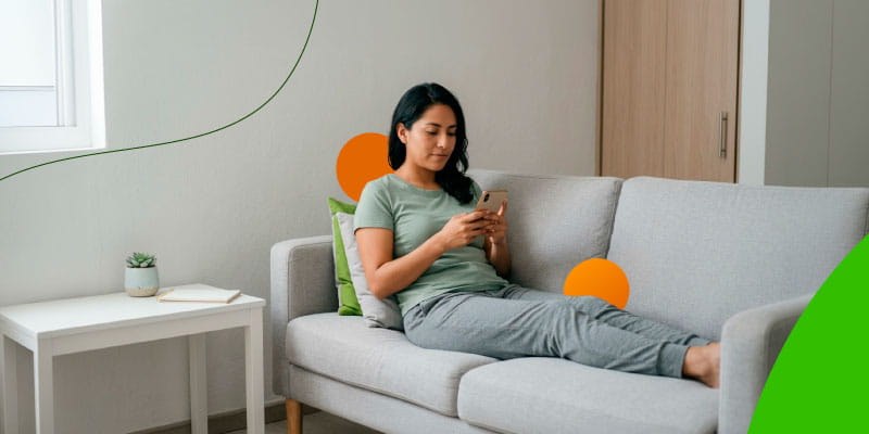 Mujer gestionando un préstamo digital y revisando opciones de financiamiento en línea