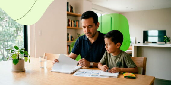 Papá apoyando a su hijo con la tarea y planificando un fondo escolar para su educación.