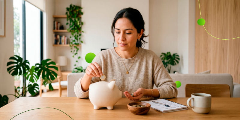Mamá ahorrando dinero en una alcancía para el fondo escolar de sus hijos.
