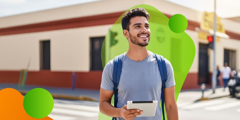 Joven emprendedor frente a un pequeño negocio mientras evalúa iniciar un proyecto propio.