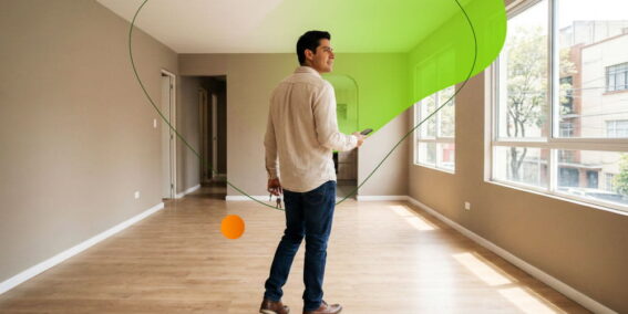 Hombre recorriendo un departamento vacío antes de decidir si comprar o rentar vivienda.