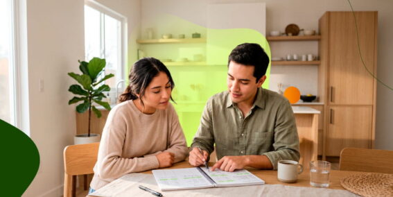 Pareja revisando gastos del hogar y organizando su presupuesto en casa.