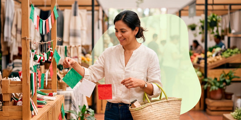 Mujer comprando alimentos en un mercado para ahorrar en los gastos de las fiestas patrias