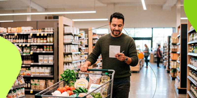 Hombre haciendo compras en el supermercado para planear los gastos del 15 de septiembre