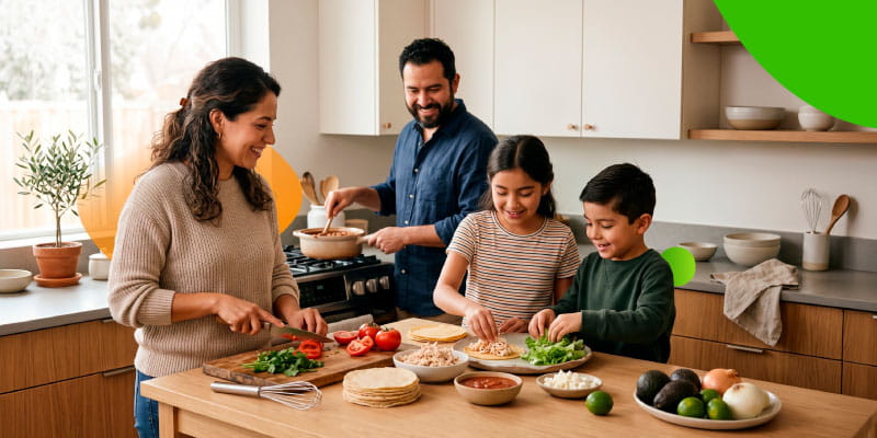 Familia preparando comida en casa para celebrar las fiestas patrias y reducir gastos