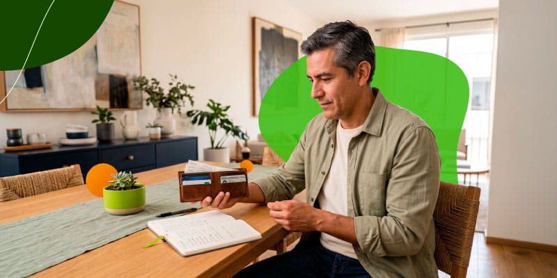 Hombre revisando cuentas y buscando opciones de dinero antes de la quincena
