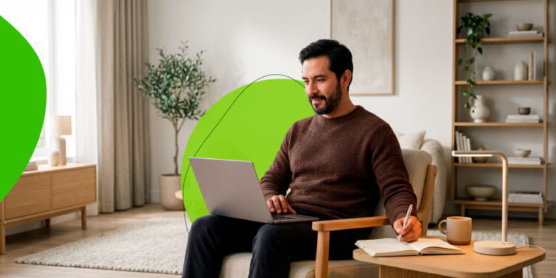 Hombre revisando sus finanzas desde una laptop antes de la siguiente quincena