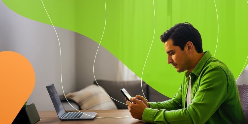 Hombre revisando opciones de préstamo personal desde su computadora y celular