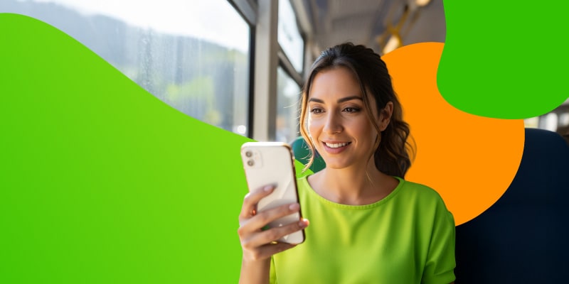 Mujer consultando un préstamo en línea desde su celular