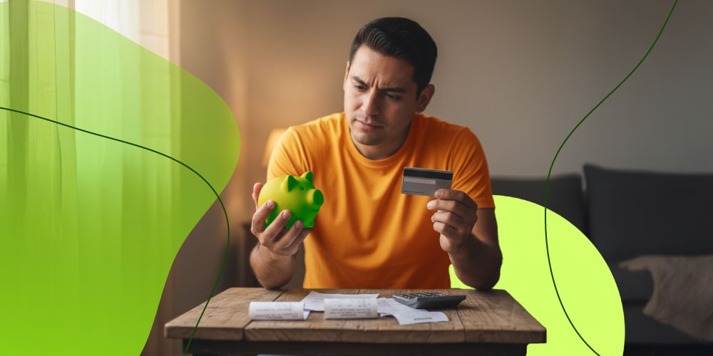Hombre organizando sus ahorros y finanzas personales desde casa